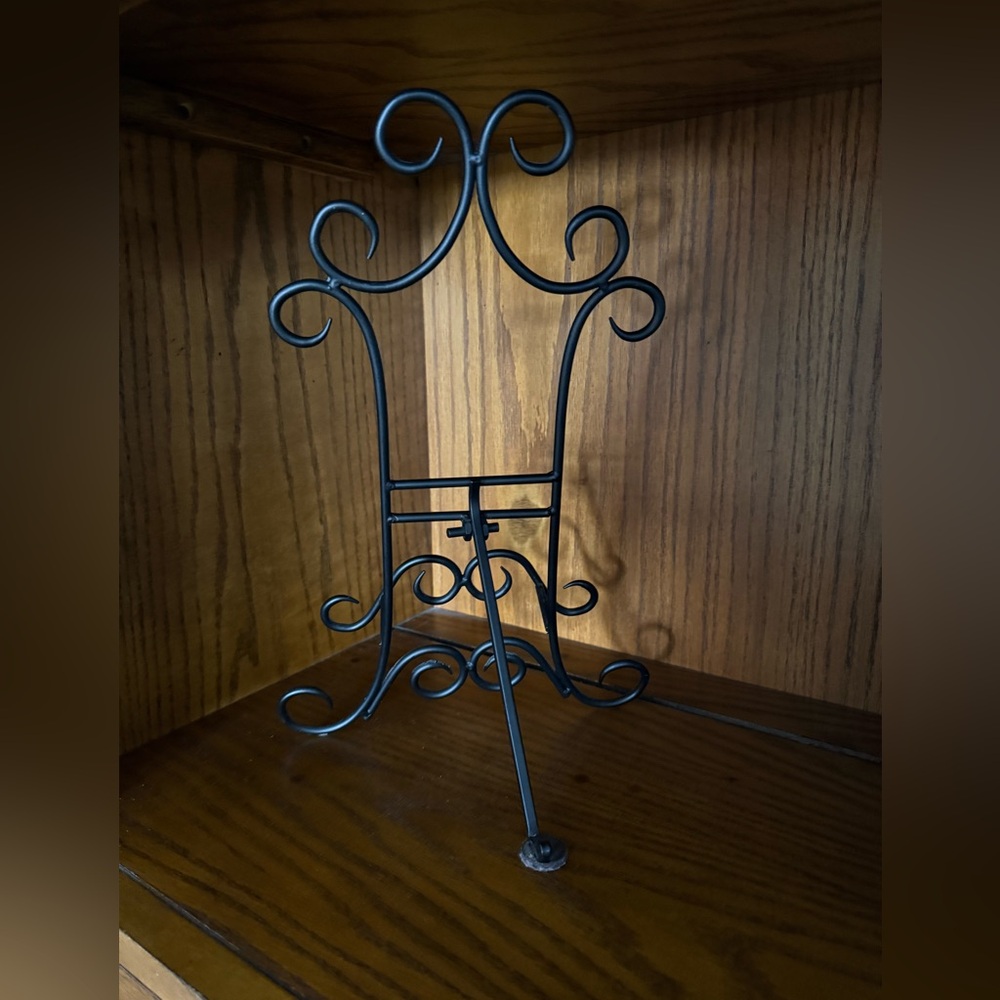 Elegant Black Metal easel Display Stand - Picture 4 of 11